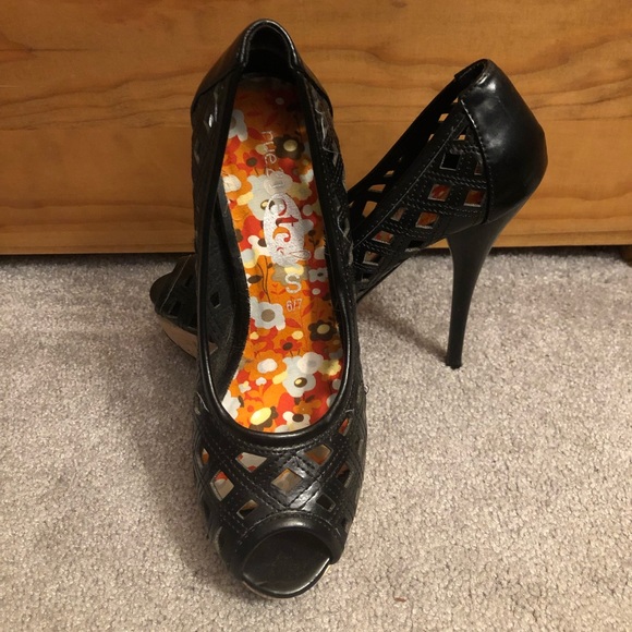 Rue 21 Etc Lattice Stiletto Platform Peeptoe Pump - Picture 2 of 14
